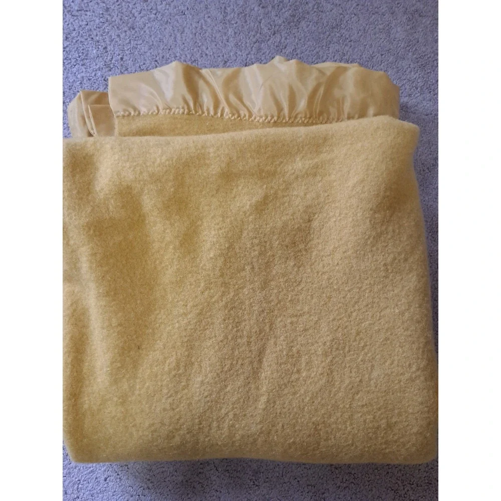 VTG Stevens Forstmann Yellow 100% Wool Blanket  Twin size 74 X 68